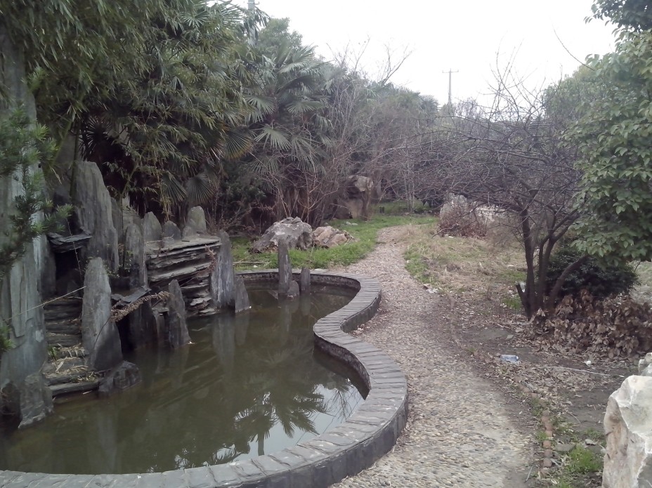 廠房內(nèi)部小公園，林蔭道